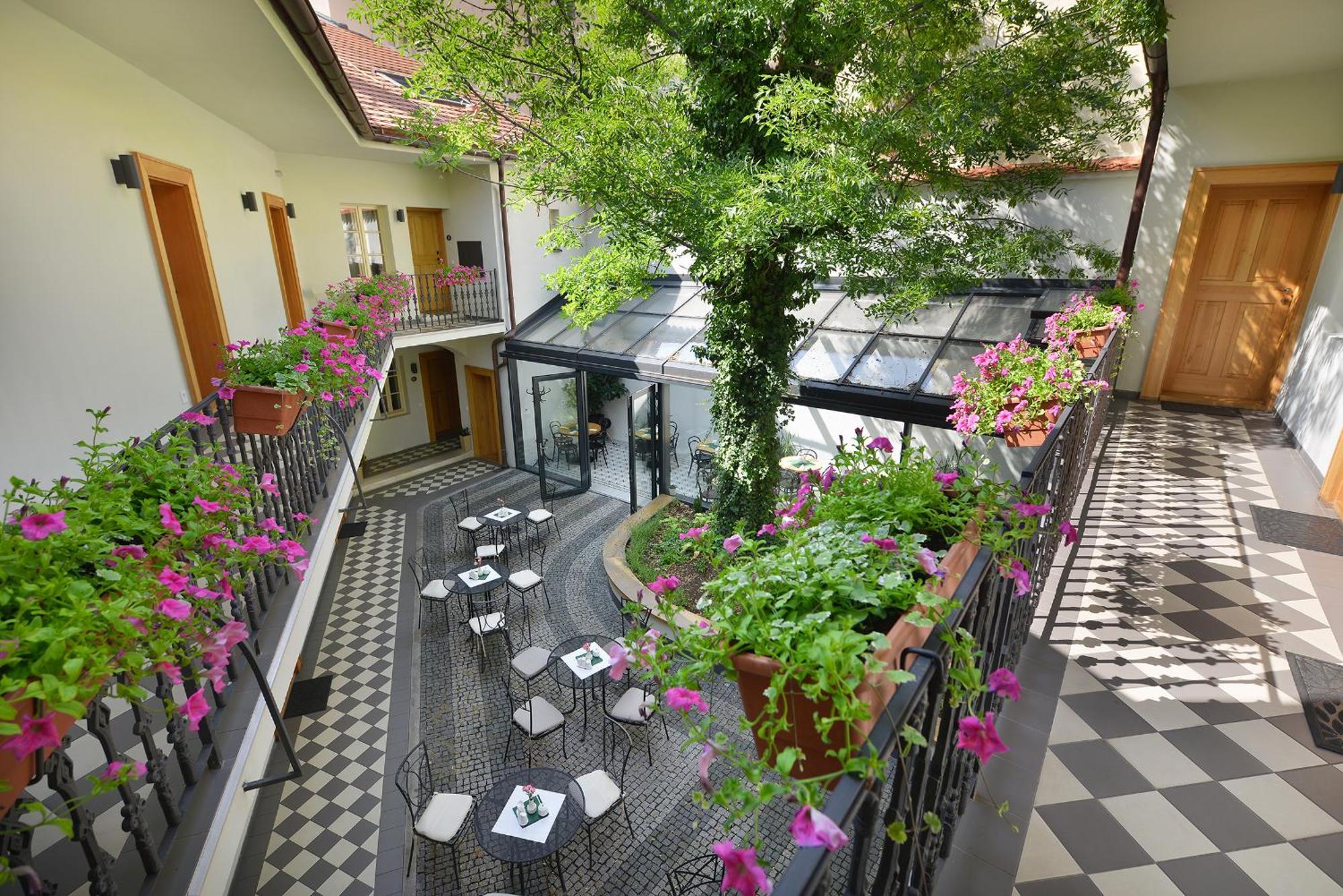 Hotel At The White Lily Praag