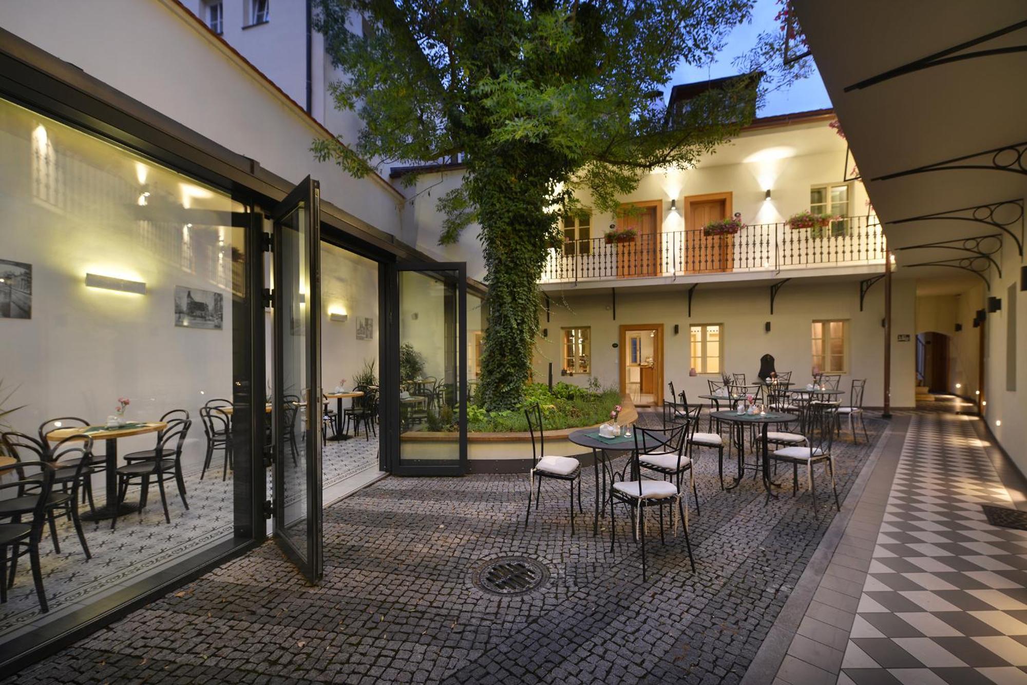 Hotel At The White Lily Praag