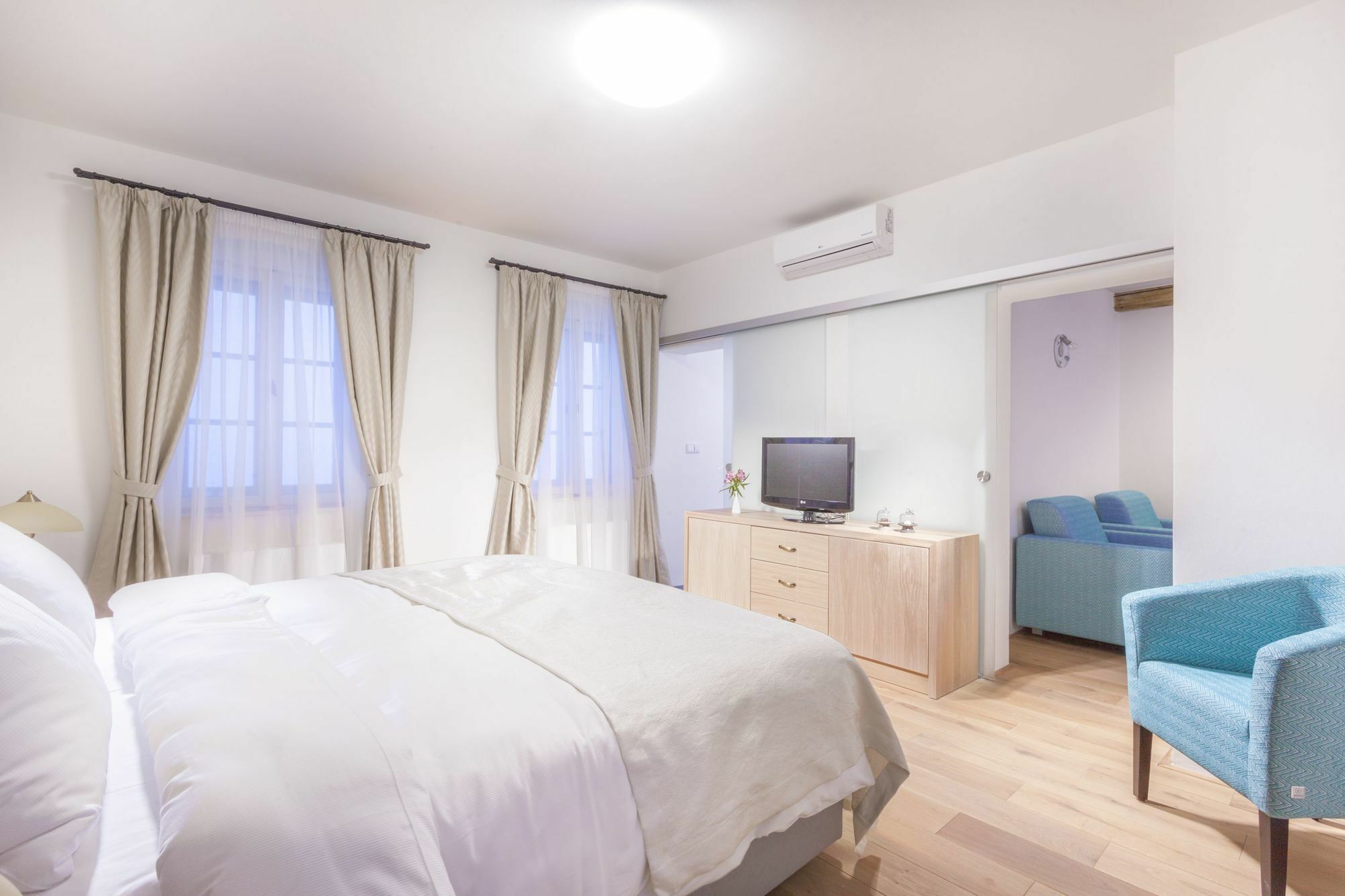 Hotel At The White Lily Praag