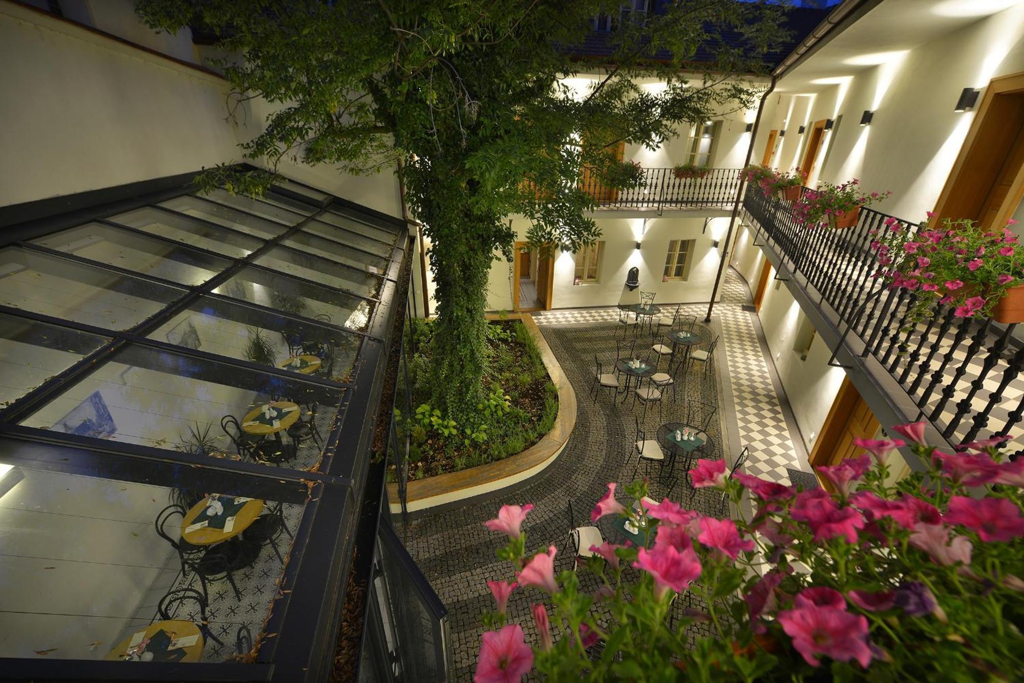 U Bílé Lilie Hotel